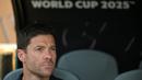 Pelatih baru Real Madrid, Xabi Alonso duduk di pinggir lapangan saat laga Grup H Piala Dunia Antarklub 2025 melawan Al Hilal di Hard Rock stadium, Miami, Amerika Serikat, Kamis (19/06/2025) WIB. (AFP/Patricia De Melo Moreira)