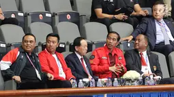 Presiden RI, Joko Widodo atau Jokowi (keempat kiri) menyaksikan langsung partai puncak Taekwondo Women Individual Poomsae di Jakarta Convention Center, Minggu (19/8). (Liputan6.com/Helmi Fithriansyah)