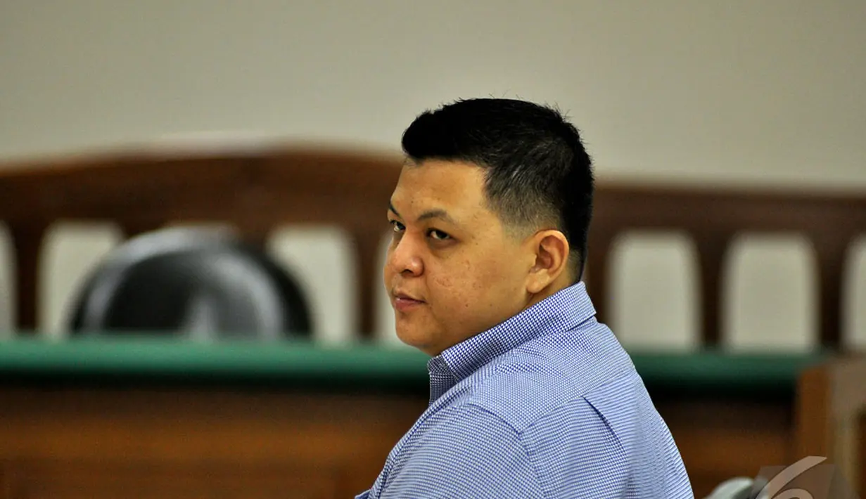 Pengusaha Teddy Renyut meminta majelis hakim Pengadilan Tipikor menjatuhkan hukuman ringan kepadanya, Pengadilan Tipikor, Jakarta, Senin (13/10/2014) (Liputan6.com/Miftahul Hayat) 