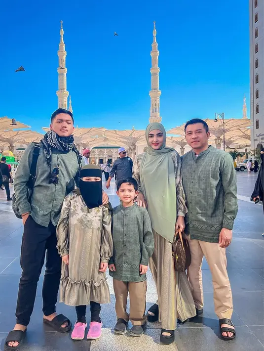 Penampilan keluarga Anang Hermansyah saat menjalani ibadah umroh ini pun tak luput dari sorotan. Bukan hanya Ashanty, namun Arsy yang memakai cadar juga tak luput dari perhatian netizen. (Liputan6.com/IG/@ashanty_ash)