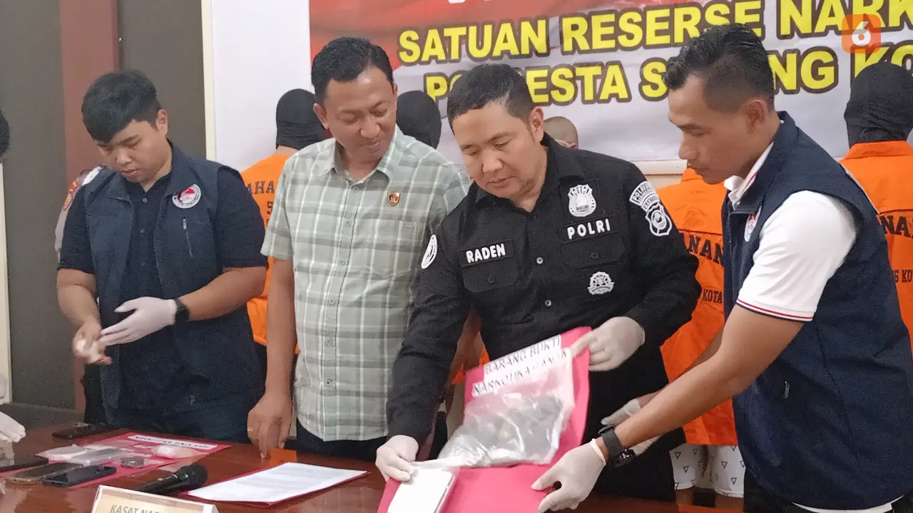 Barang Bukti Ganja ditampilkan Satresnarkoba Polresta Serkot. (Kamis, 27/06/2024). (Yandhi Deslatama/Liputan6.com).