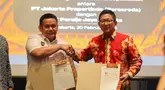 Direktur Utama PT Jakarta Propertindo (Jakpro), Iwan Takwin (kiri) dan Direktur PT Persija Jaya Jakarta, Mohamad Prapanca (kanan) secara resmi menandatangani nota kesepamahaman atau MOU kerja sama Persija Jakarta dan Jakpro pada Kamis (20/2/2025) di Morrisey Hotel, Jakarta Pusat.