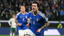 Italia berhasil memetik kemenangan dalam laga play off melawan Irlandia Utara dan menjaga asa mereka untuk lolos ke Piala Dunia 2026. (AFP/Alberto Pizzoli)