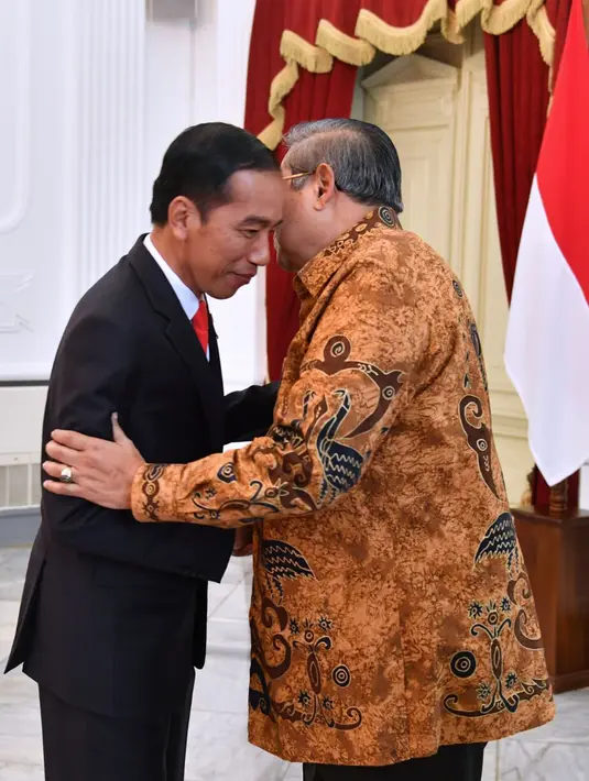 Presiden Joko Widodo bersalaman dengan Presiden RI ke-6 Susilo Bambang Yudhoyono di Istana Merdeka, Jakarta,  Jumat (27/10). Pertemuan ini tidak masuk dalam agenda harian Presiden RI. (Laily Rachev / Biro Pers Setpres)