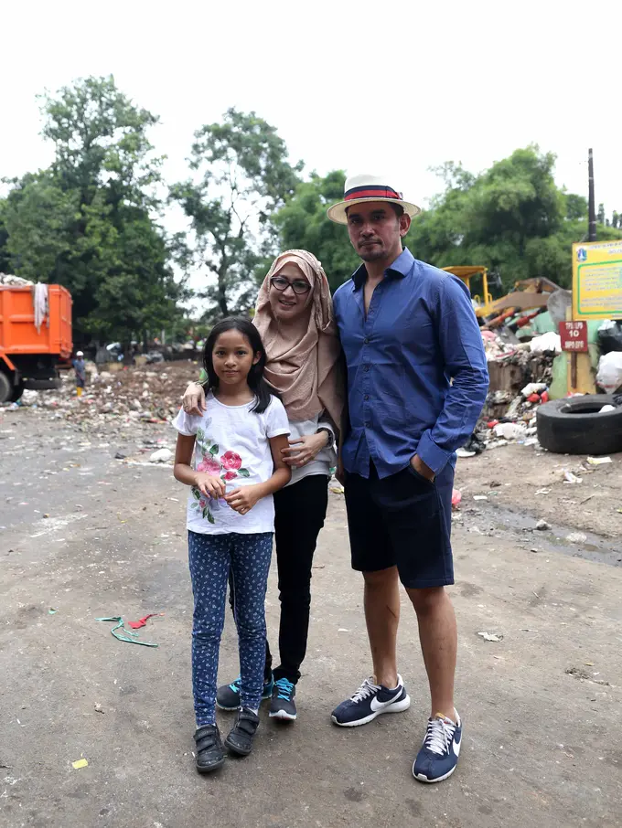 Okie Agustina tampil dengan pria lain. (Nurwahyunan/bintang.com)