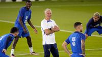 Pelatih Prancis Didier Deschamps (tengah) mengawasi sesi latihan di Stadion Jassim Bin Hamad, Doha, Qatar, 20 November 2022. Prancis akan memainkan pertandingan pertama mereka di Piala Dunia 2022 melawan Australia pada 22 November. (AP Photo/Christophe Ena)