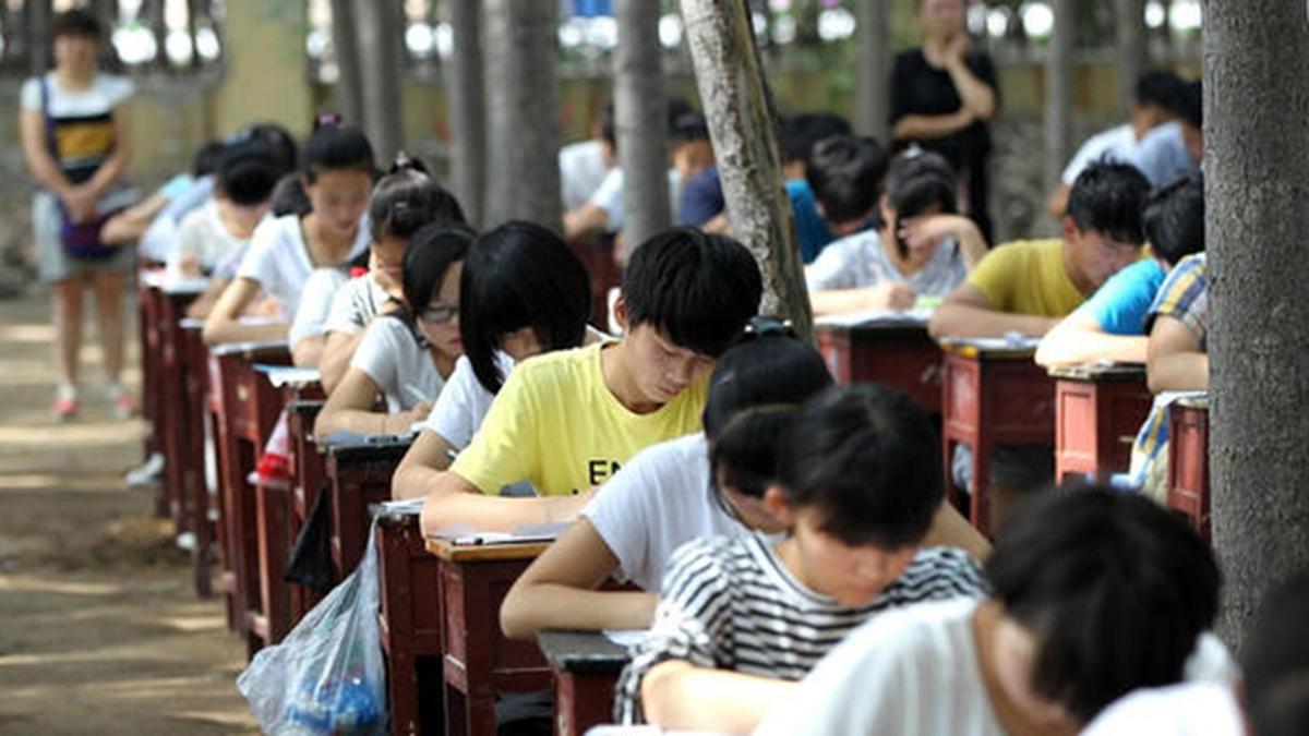 Китайская школа видео. Китайская школа. Китайские школьники. Экзамен в китайской школе. Начальная школа в Китае.