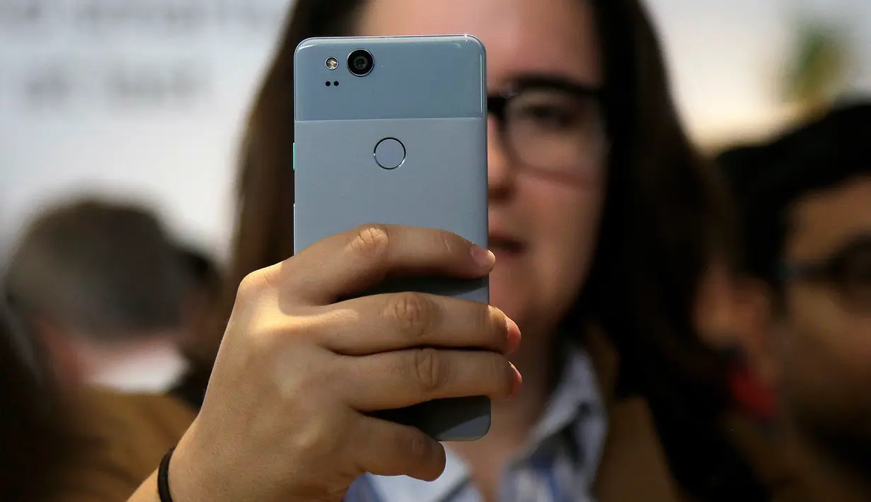 Salah satu pengunjung mencoba Pixel 2 XL di SFJAZZ Center, California, Rabu (4/10). Ponsel Pixel 2 dibanderol seharga Rp 8,7 juta, sementara Pixel 2 XL sekitar Rp 11,4 juta. Produk ini tersedia dipasaran 15 November 2017 mendatang. (AP Photo/Jeff Chiu)