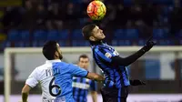 Striker Inter Milan, Mauro Icardi (kanan), menyundul bola pada laga kontra Chievo Verona di Giuseppe Meazza, Milan, Kamis (4/2/2016) dini hari WIB. (AFP/Olivier Morin)