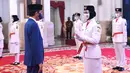 Presiden Joko Widodo memberi ucapan selamat kepada anggota Pasukan Pengibar Bendera Pusaka (Paskibraka) usai upacara pengukuhan di Istana Negara, Kamis (13/8/2020). Sebanyak 8 anggota Paskibraka akan bertugas pada upacara HUT ke-75 Kemerdekaan RI. (Foto: Lukas - Biro Pers Sekretariat Presiden)