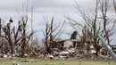 Sejumlah pohon tumbang serta beberapa rumah rata dengan tanah. (Scott Olson/Getty Images North America/Getty Images via AFP)