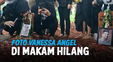 Kedua orangtua Bibi Ardiansyah, kembali mendatangi Taman Makam Islam Malaka, Jakarta Selatan, Senin 8 November 2021. Saat menghampiri makam anak dan menantunya itu, betapa kagetnya mereka karena foto Vanessa menghilang.