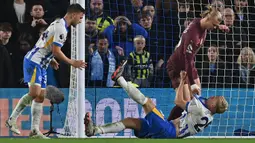 Pemain Manchester City, Erling Haaland (kanan atas) terlibat perkelahian dengan pemain Brighton, Paul Van Hecke pada laga lanjutan Liga Inggris 2024/2025 yang berlangsung di American Express Community Stadium, Brighton, Inggris, Minggu (10/11/2024) WIB. (AFP/Glyn Kirk)