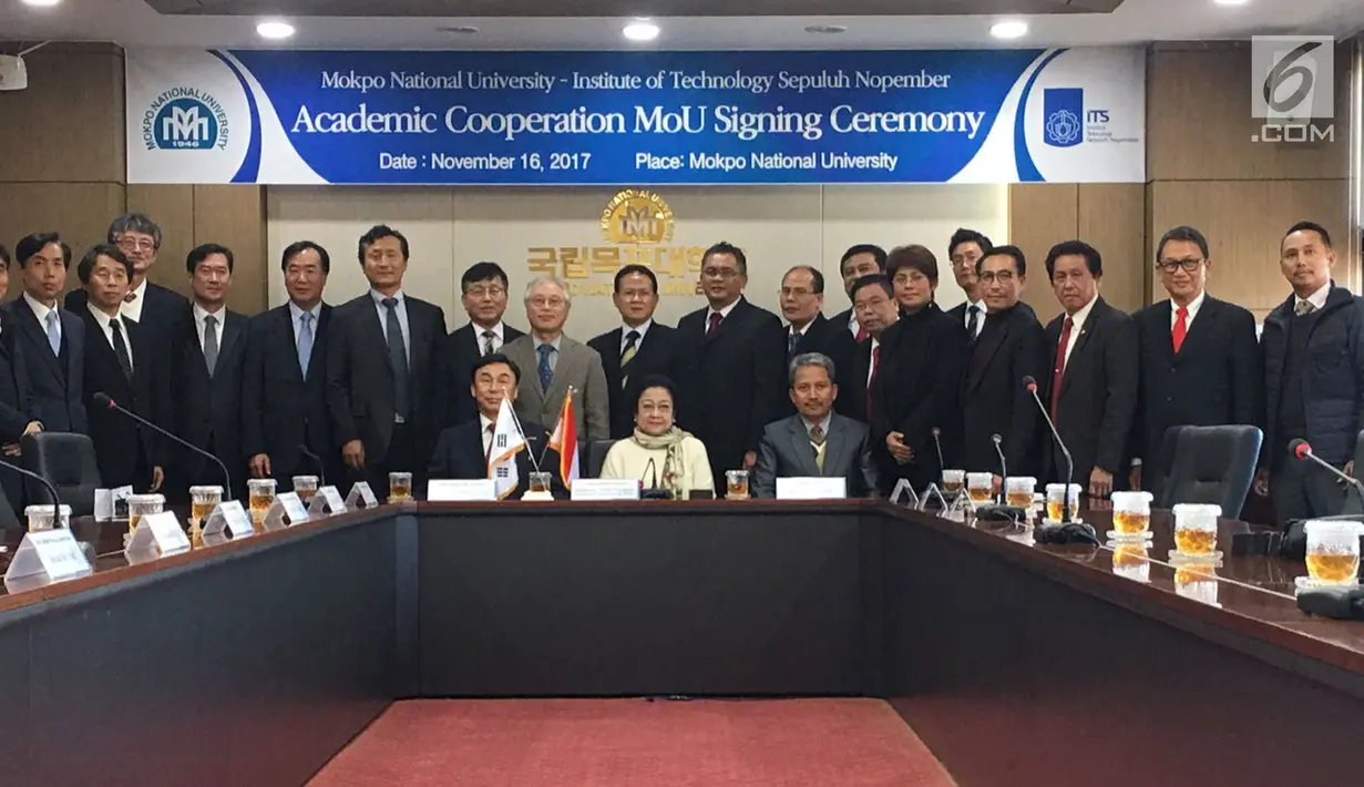 Presiden ke-5 RI Megawati Soekarnoputri berfoto bersama usai penandatangan Kerjasama Ilmu Teknik Perkapalan antara Institut Negeri Sepuluh November dengan Mokpo National University, Il Cho di Korea Selatan, Kamis (16/11). (Liputan6.com/ Andri Haryanto)