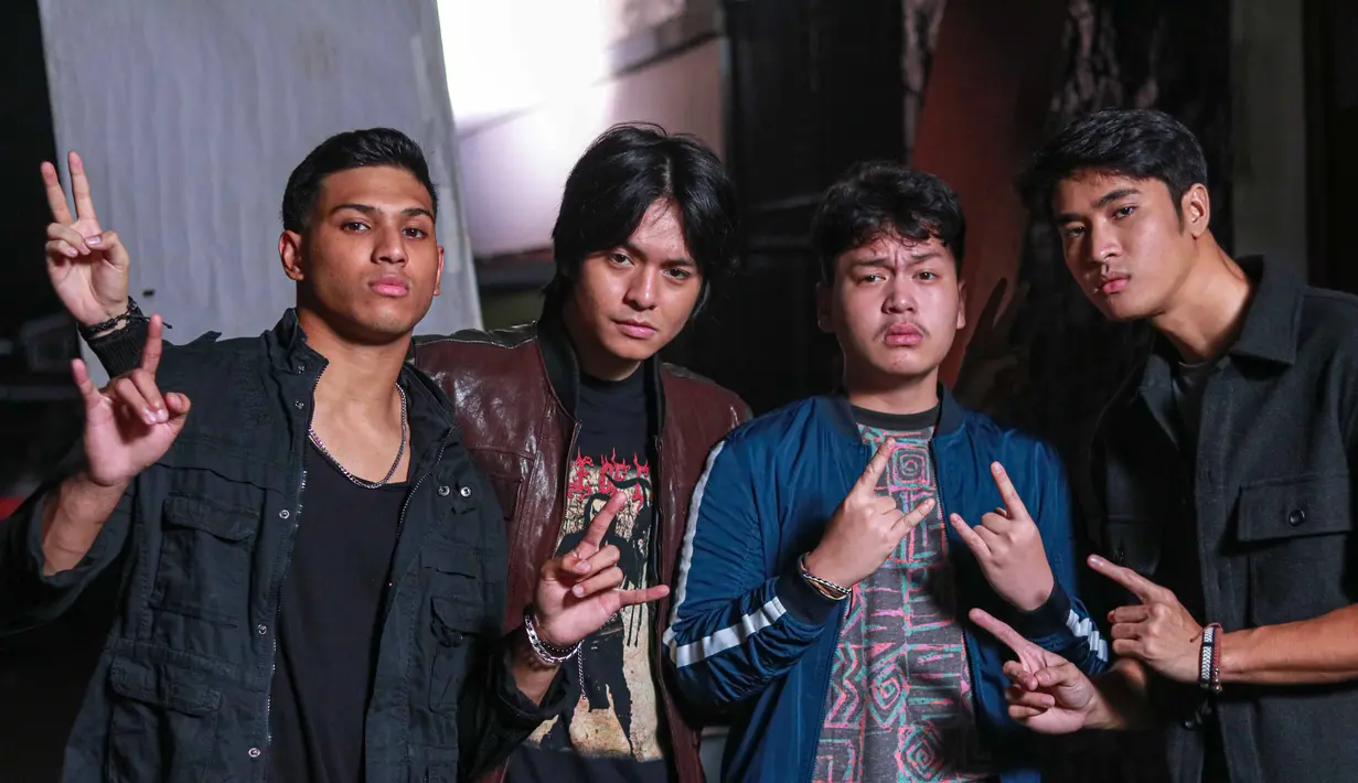 Angga Yunanda mengakui Antares salah satu fase penting dalam kariernya di dunia seni peran. Sementara itu, Country Head WeTV dan iflix Indonesia, Lesley Simpson, menyebut Antares Season 2 salah satu serial yang sangat ditunggu. “Ini terlihat dari tanggapan publik yang luar biasa dari sejak proses produksi hingga peluncuran trailer resmi minggu lalu. Pesona Angga Yunanda dan Beby Tshabina sebagai power couple di geng motor akan berlanjut,” Lesley Simpson memaparkan. (Foto: Dok. MD Entertainement)