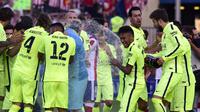  Pemain Barcelona merayakan gelar juara La Liga yang baru saja di raih. Barcelona memastikan meraih gelar La Liga Spanyol musim 2014/2015 setelah menang atas tuan rumah Atletico Madrid 1-0 di Stadion Vicente Calderon, Minggu (17/5). (AFP PHOTO / GERARD JU