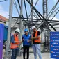 Direktur &amp; Chief Technology Officer XL Axiata I Gede Darmayusa meninjau salah satu lokasi BTS di Desa Murtajih, Pademawu, Kabupaten Pamekasan bersama Group Head XL Axiata East Region Dodik Ariyanto (kiri). (Liputan6.com/ Agustin Setyo Wardani).