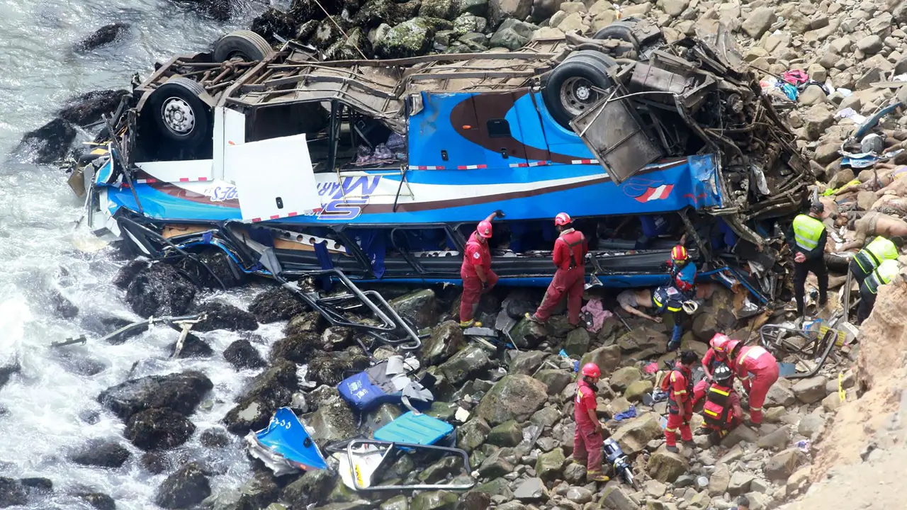 Bus Terjun ke Jurang di Peru