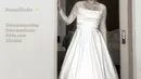 Raquel mengenakan gaun pengantin warna putih berpotongan a-line rancangan @leclemmiebyamelia. Tak banyak ornamen pada gaunnya yang memberi kesan klasik dan elegan.  [@@loka.mata]