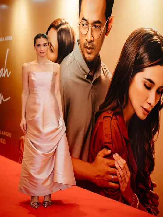 Marsha Timothy tampil dalam balutan dress satin berwarna rose gold dari desainer Didiet Hediprasetyo