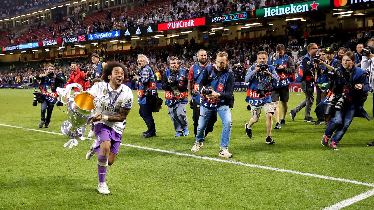Momen Pemain Real Madrid Angkat Trofi Liga Champion
