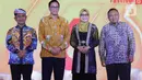Wali Kota Tarakan Khairul, Sekjen PHRI Maulana, Sekretaris Daerah Provinsi Kalimantan Timur Sri Wahyuni bersama Deputi Bidang Ekonomi Digital dan Produk Kreatif Muhammad Neil El Hikam (kiri ke kanan) usai diskusi Lintas Generasi: Geliat Industri Hiburan dan Pariwisata Pasca Pandemi yang digelar pada ajang Festival 6 di Senayan Park, Jakarta, Minggu (9/7/2023). (Liputan6.com/Helmi Fithriansyah)
