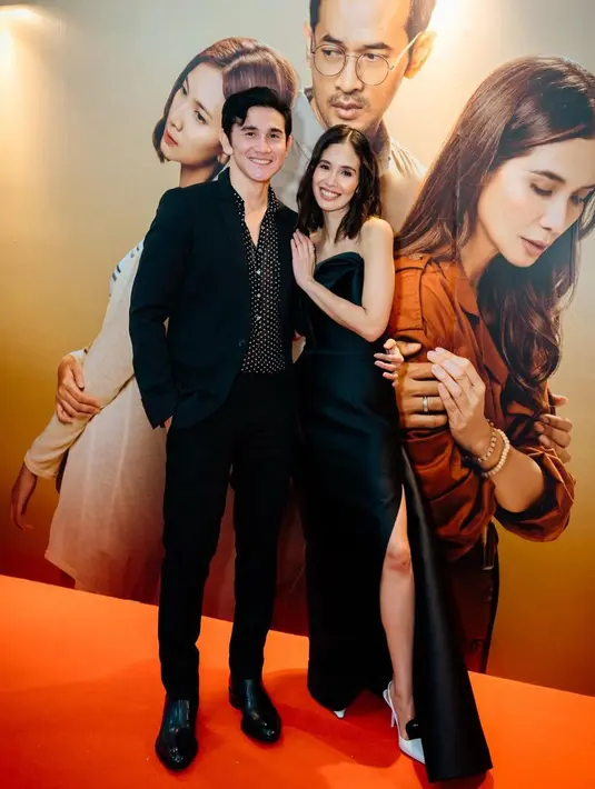 Kembali temani sang istri di Gala Premiere-nya, Vino dan Marsha kompak kenakan busana warna hitam.