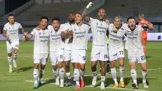 Persib Bandung menghancurkan tuan rumah Dewa United dengan skor telak 5-1 pada laga pekan ke-20 BRI Liga 1 2023/2024 di Stadion Indomilk Arena, Tangerang, Minggu (26/11/2023) malam WIB. Seluruh lima gol Maung Bandung dicetak oleh dua pemain asal Brasil, Ciro Alves yang mencetak hattrick ditambah brace dari David Da Silva. Sementara satu-satunya gol tuan rumah dicetak oleh Risto Mitrevski. Dengan tambahan tiga poin, Persib sukses naik ke posisi runner-up klasemen sementara dengan koleksi 38 poin, sementara Dewa United menghuni posisi ke-11 dengan 25 poin. (Bola.com/M Iqbal Ichsan)