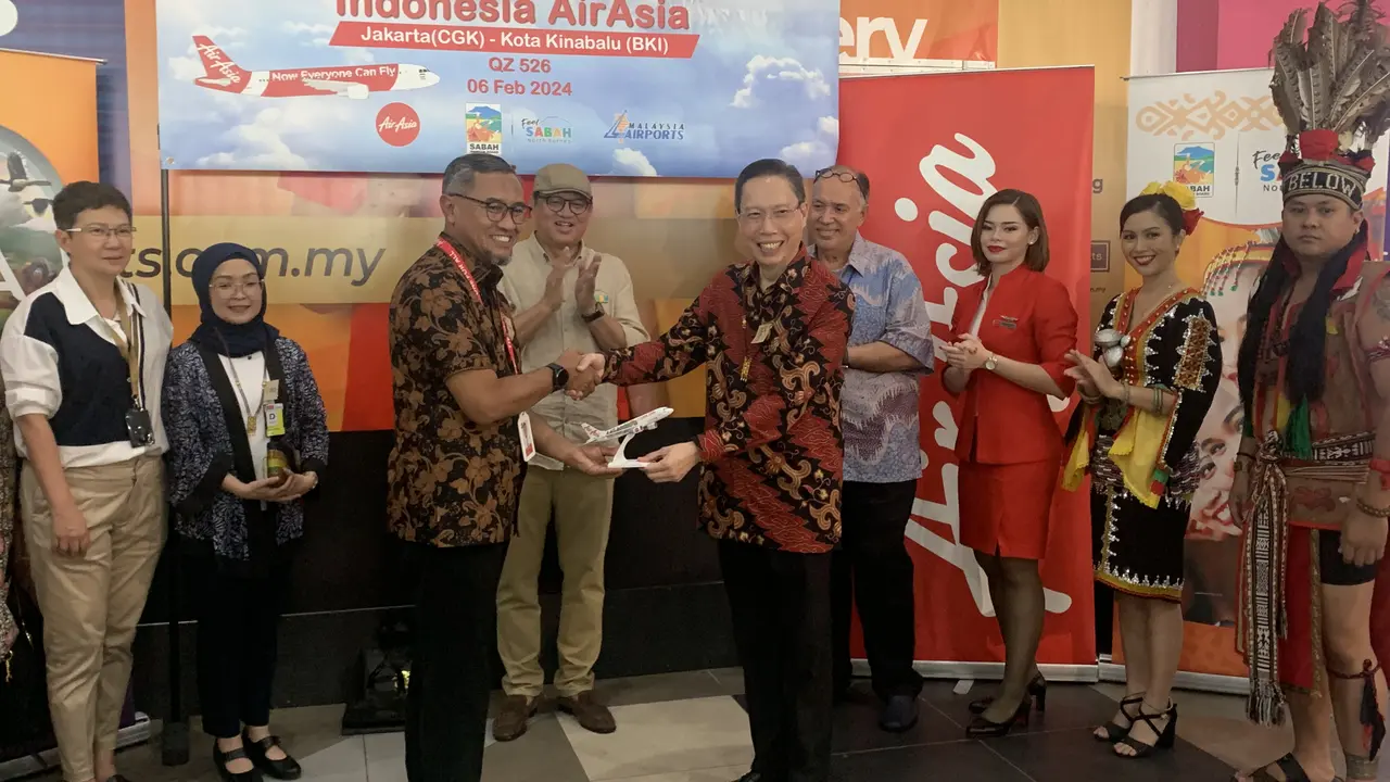 Direktur Operasi Indonesia AirAsia Captain Wuri Septiawan di Bandara Internasional Kota Kinabalu, Sabah, Malaysia pada Selasa (6/2/2024). (Tasha/Liputan6.com)