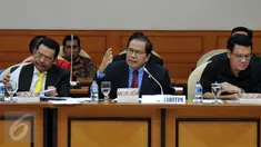 Menko Kemaritiman Rizal Ramli (tengah) mengikuti Rapat Kerja (Raker) dengan Pansus Pelindo II di Gedung DPR RI, Senayan, Jakarta, Kamis (29/10). Raker tersebut membahas satgas dwelling time yang dibentuk oleh Menko Kemaritiman. (Liputan6.com/Johan Tallo)