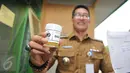 Seorang pegawai menunjukkan sampel urine saat pemeriksaan di Kecamatan Larangan, Ciledug, Tangerang, Senin (25/4).  Sekitar 130 PNS dan non PNS se Kecamatan Larangan dites urine untuk mengantisipasi penyalahgunaan narkoba. (Liputan6.com/Gempur M Surya)