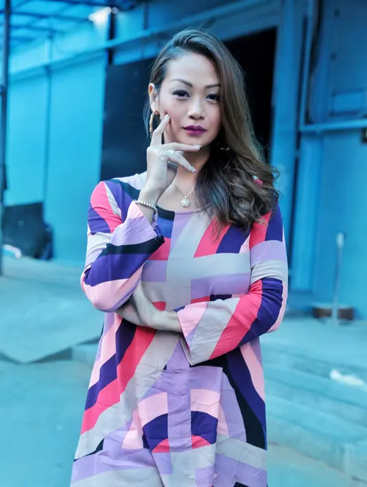 Berat badan Indah Kalalo hingga 80 kilogram saat hamil anak ketiga. Setelah melahirkan, ia ingin mengembalikan berat badannya seperti semula. (Adrian Putra/Bintang.com)