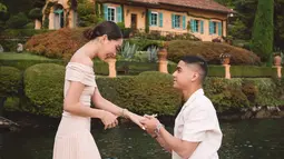Al Ghazali dan Alyssa Daguise saat ini sedang berada di Lake Como, Italia. Dalam kesempatan ini, Al rupanya sudah mempersiapkan kejutan romantis. (Foto: Instagram/ alghazali7)