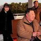 Dalam sebuah video yang dirilis oleh KCNA, putri Kim Jong Un, Kim Ju Ae (kiri) terlihat mengenakan jaket berkerudung keluaran rumah mode Christian Dior. (Dok. KCNA/KOREA HERALD/ASIA NEWS NETWORK)