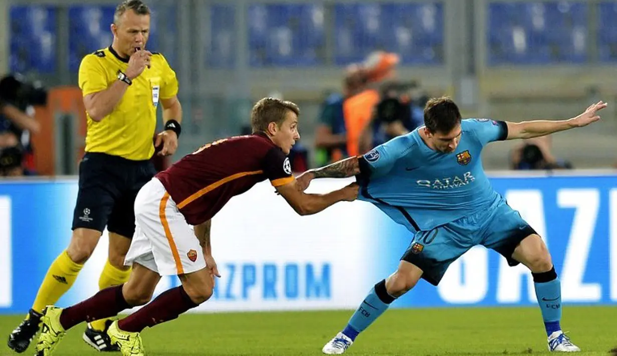 Pemain AS Roma, Lucas Digne (tengah) berusaha menghentikan pergerakan pemain Barcelona, Lionel Messi, di laga di Grup E Liga Champions di Stadion Olimpico, Kamis (17/9/2015) dini hari WIB. (AFP Photo/Andreas Solaro)