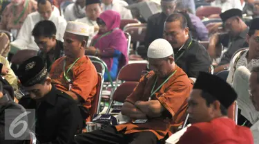 Suasana Sidang Pleno III Muktamar NU 33 yang digelar di Alun-alun Jombang, Jawa Timur, Rabu (5/8/2015). Sejumlah peserta terlihat tertidur saat mengikuti Sidang pleno III Muktamar NU 33. (Liputan6.com/Johan Tallo)