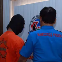 Pasal yang dijeratkan kepada Eza Gionino merupakan pasal yang sangat serius terkait hukumannya. Surawan mengatakan hukuman yang akan dijatuhkan yaitu minimal 4 tahun, dan maksimal penjara 12 tahun. (Deki Prayoga/Bintang.com)