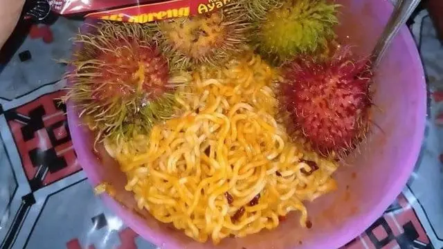 6 Cara Makan Mi Instan Campur Buah Ini Nyeleneh Banget