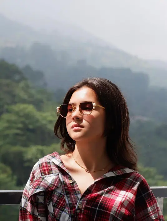 Model kacamata dengan frame besi serta memiliki detail di bagian sampingnya ini juga tak luput dari netizen. Tak sedikit netizen yang merasa gemas akan kacama casual yang dipakai oleh Sandrinna ini. (Liputan6.com/IG/@sandrinna_11)