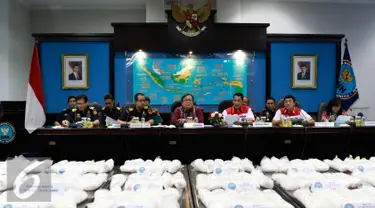 Menkeu Bambang Brojonegoro (tengah) bersama Tim gabungan Badan Narkotika Nasional (BNN) dan Direktorat Jenderal Bea Cukai saat rilis penyelundupan 270kg shabu, Jakarta, Selasa (20/10/2015). (Liputan6.com/Yoppy Renato)