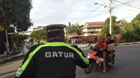 Polisi mengimbau warga Palu untuk mematuhi peraturan lalu lintas menyusul aktivitas masyarakat yang kembali normal. (Liputan6.com/Ady Anugrahadi)