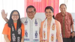 Saat menggunakan hak politiknya, Pramono Anung ditemani istrinya, Endang Nugraheni dan sang putri Hanifa Fadhila Pramono. (Liputan6.com/Herman Zakharia)