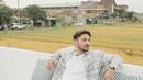 Duduk santai dengan latar sawah, paras tampan Refal Hady begitu terpancar. Kali ini, pria 28 tahun itu tampak mengenakan kemeja abu-abu yang dipadukan dengan kaus putih dan celana senada. (Liputan6.com/IG/@refalhady)