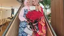 Kala itu, Cut Suharnita akhirnya memberikan restu duluan kepada Roger yang ingin menikahi putrinya. Ia terbang ke Jakarta untuk menyampaikan restunya pada Cut Meyriska. Kini, Roger pun menjadi menantu kesayangan bagi ibunda Cut Meyriska. (Liputan6.com/IG/@cutratumeyriska)