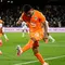 Tak berhenti sampai di situ, 12 menit berselang Amad kembali jadi pembeda. Ia mengirimkan assist matang kepada Yan Diomande, yang melepaskan tembakan melengkung dari dalam kotak penalti. Bola meluncur mulus ke gawang setelah Koffi salah mengantisipasi arah tembakan. (AP Photo/Themba Hadebe)