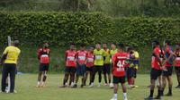 Jacksen Tiago menjelaskan taktik permainan kepada pemain Persipura pada TC di Kusuma Agro Wisata Kota Batu, Malang. (Bola.com/Gatot Susetyo)