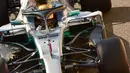 Pembalap Mercedes, Lewis Hamilton mengendarai mobilnya saat sesi latihan pertama jelang GP F1 Abu Dhabi di Sirkuit Yas Marina, Jumat (23/11). Setelah istirahat sekitar lima tahun, nomor balap 1 akhirnya kembali digunakan. (GIUSEPPE CACACE/AFP)