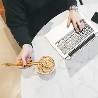 Ilustrasi orang multitasking. (Foto: Unsplash/No Revisions)