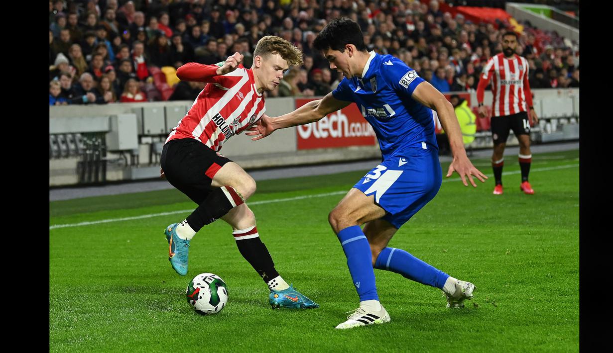 Elkan Baggot dipercaya pelatih Neil Harris tampil sebagai starter dala laga yang berlangsung di Gtech Community Stadium, London, Rabu (9/11/2022). (AFP/Glyn Kirk)