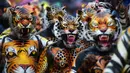 Peserta dengan tubuh dilukis seperti harimau saat ambil bagian dalam 'Pulikali', atau tarian harimau, di Thrissur, India (7/9). Acara kesenian rakyat ini diadakan setiap tahun di kota selama festival 'Onam'. (AFP Photo/Arun Sankar)